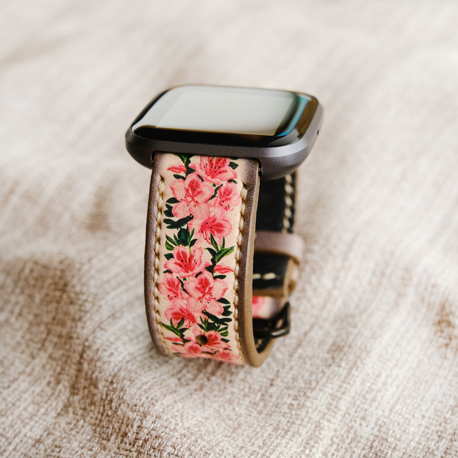 fitbit versa 4 leather strap